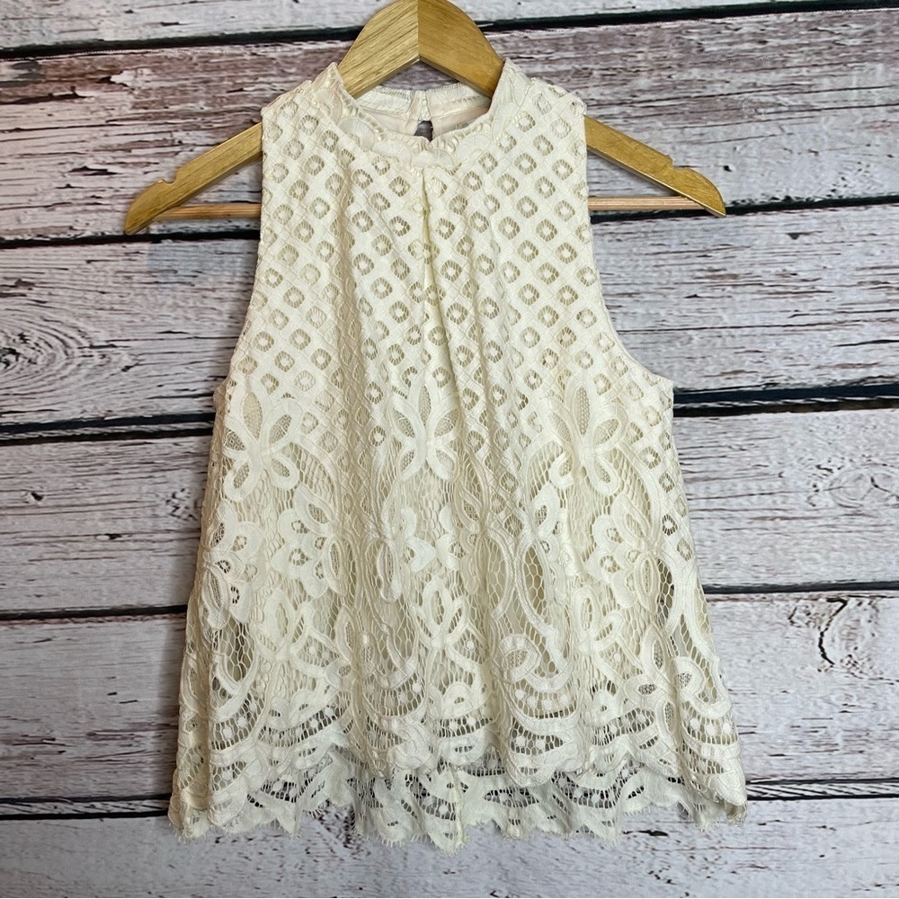 love, Fire Ivory Sleeveless Lacy Blouse Juniors Medium Cropped Lined‎ Flowy